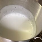 ラテアートを目指し、フォームミルクをフレンチプレスで練習中